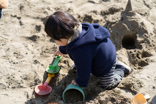 砂遊びをする子ども