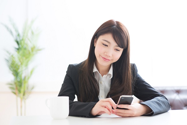携帯を見ている女性