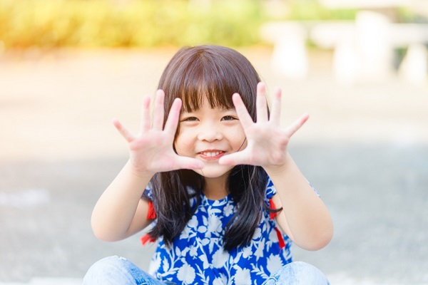 10の手をしている子ども