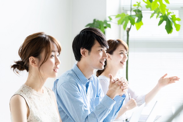 笑顔で会話をしている男女