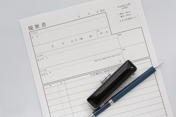 履歴書とペンと印鑑