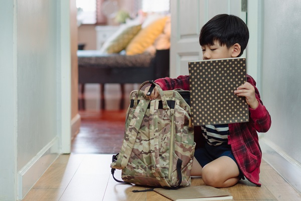 自分で支度をする男の子の写真