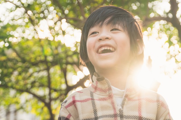笑う男の子の写真