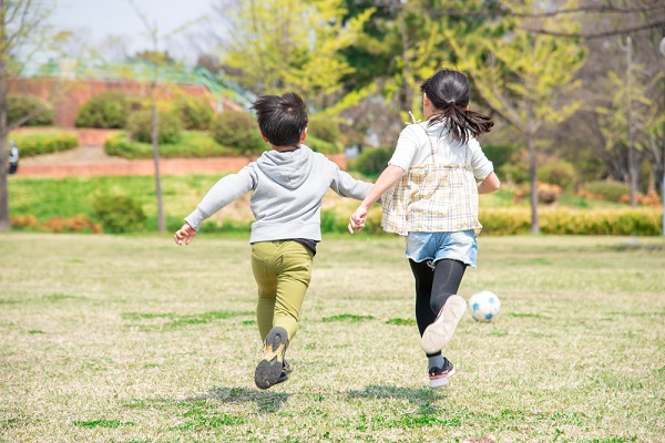 子どもが走っている様子