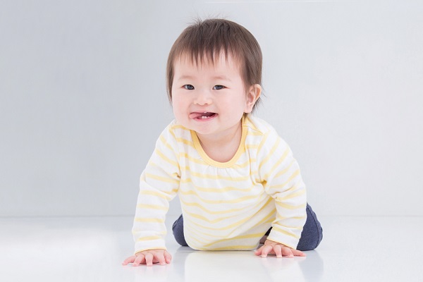 ハイハイする赤ちゃん