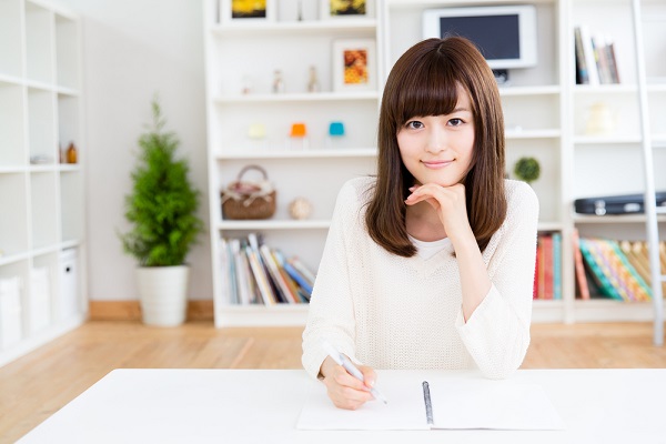 ペンを持って勉強している女性