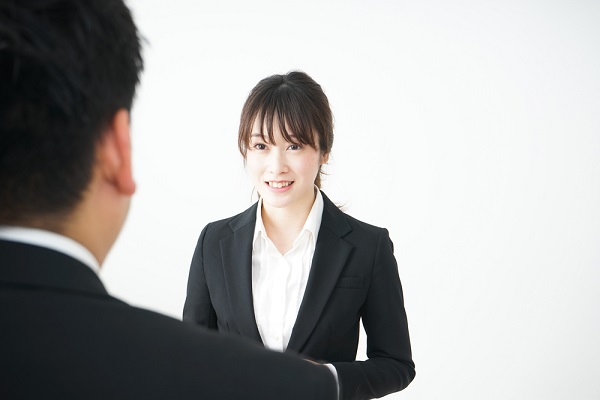 面接で話している女性