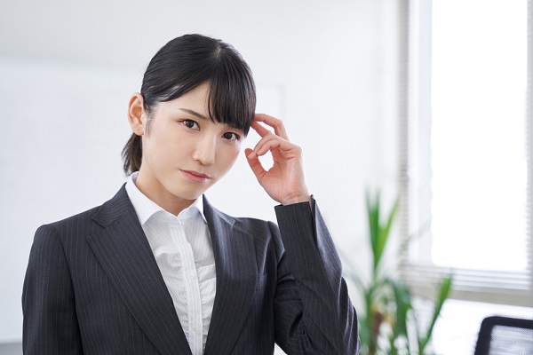 悩んでいる女性