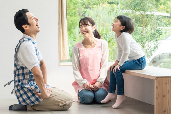 子どもと談話している保育士達