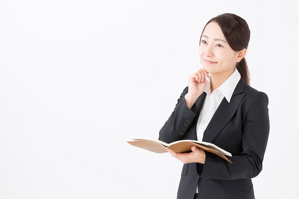面接で質問を受ける就活生の写真