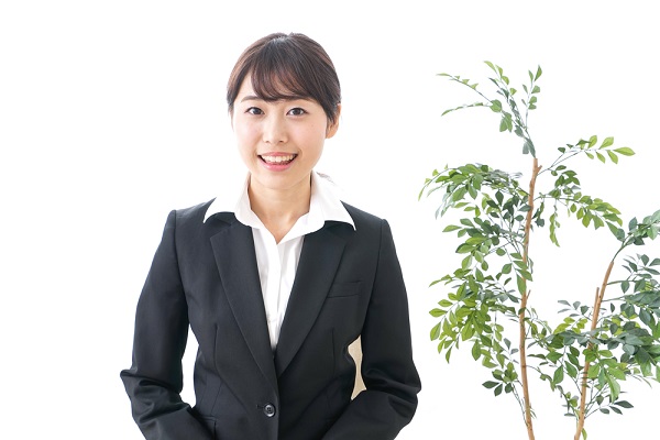 面接で質問を受ける就活生の写真