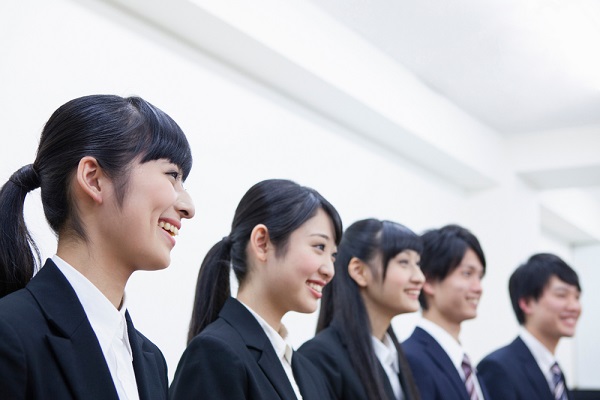 スーツを着た学生