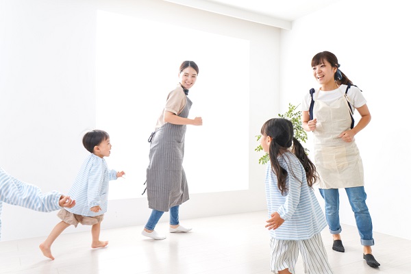 子どもと走り回る先生