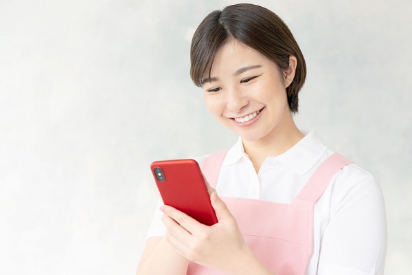 スマホを見る女性