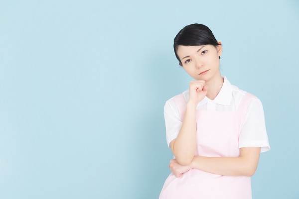 考える保育士の写真