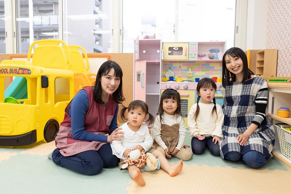 保育士と子どもが並んでいる