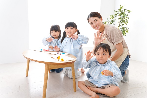 楽しそうな保育士と子ども達