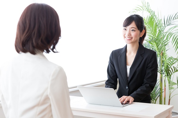 面接している女性