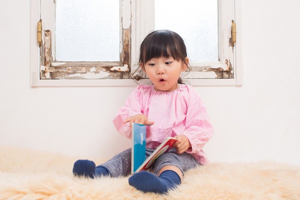 絵本を読む女の子の写真