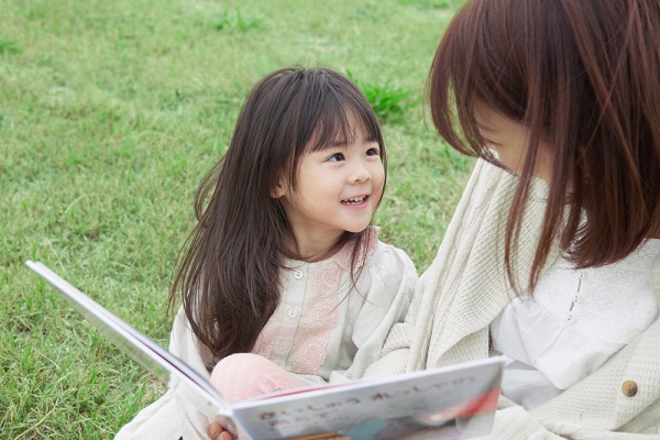 絵本を読む女の子の写真