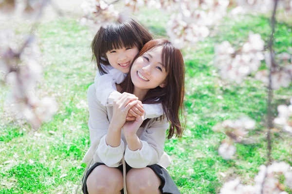 子どもをおんぶしている女性