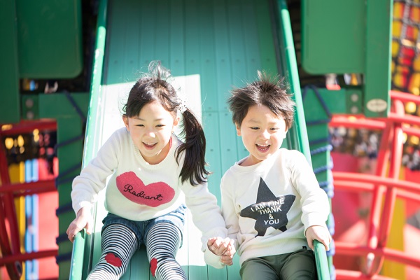 滑り台を降りる子どもたち