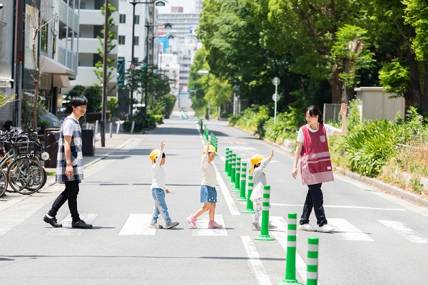 横断歩道を渡る子どもと先生