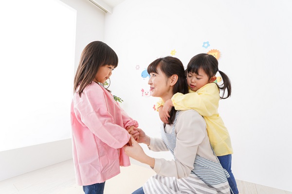 先生と話を聞く子ども