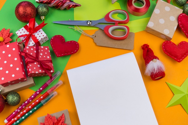 クリスマスのオーナメントと工作の道具