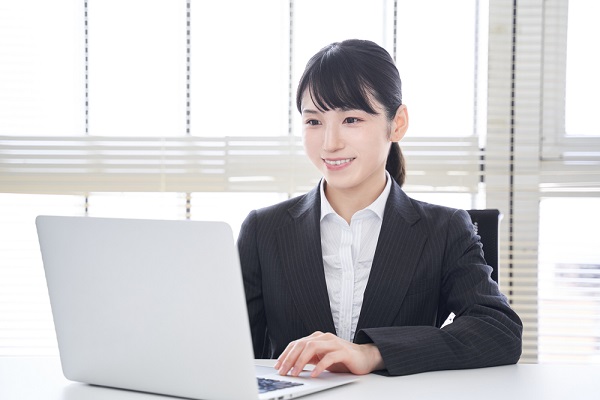 パソコンを見ている女性
