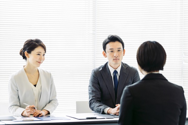 面接を受けている女性