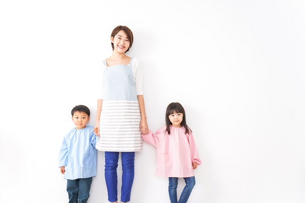 保育士と子どもの写真