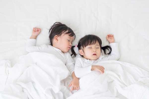 眠っている子ども