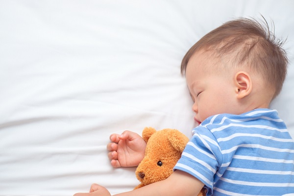 眠っている男の子