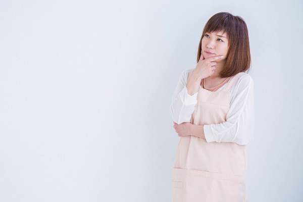 首をかしげている保育士さん