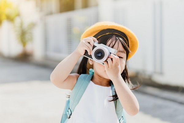 カメラを持っている子ども