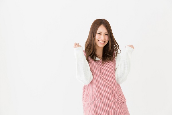 ガッツポーズしている女性