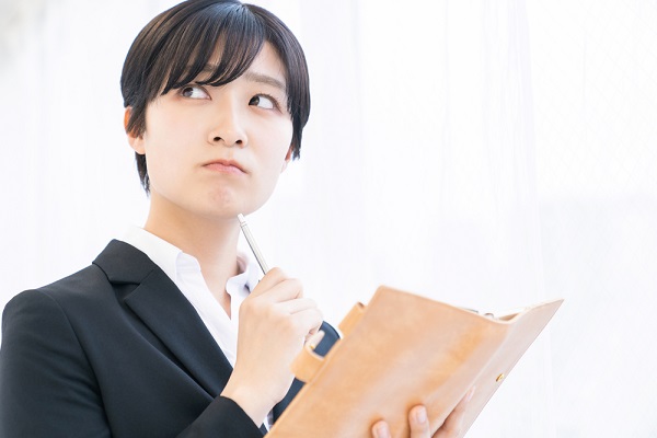キャリアプランについて考える女性の写真