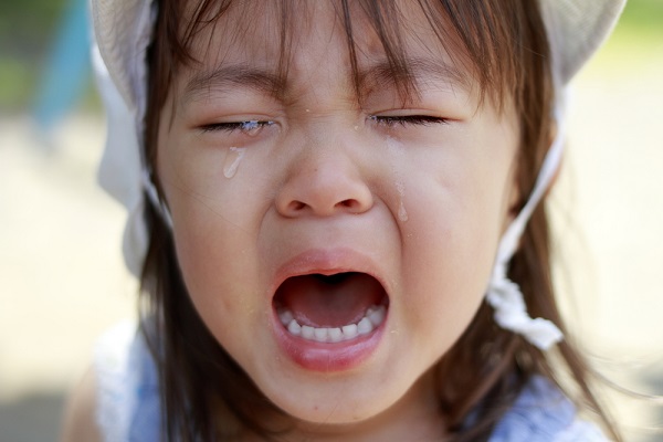 泣いている子どもの写真