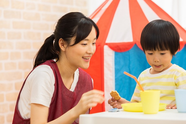 子どもと遊ぶ保育士さん