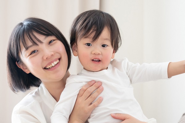 子どもを抱っこする女性