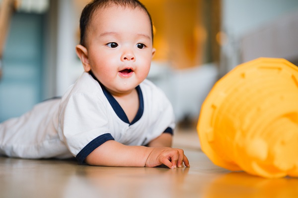 ハイハイする子ども