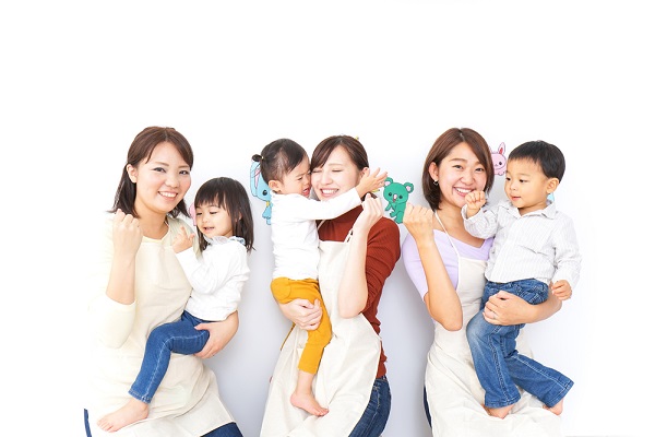 子どもを抱っこする先生たち