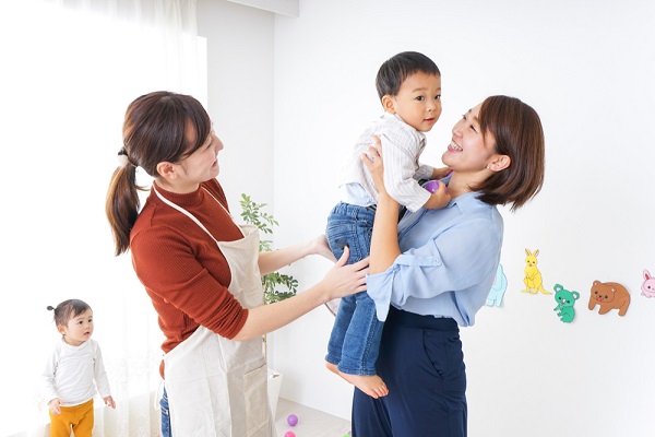 子どもを迎えに来た女性