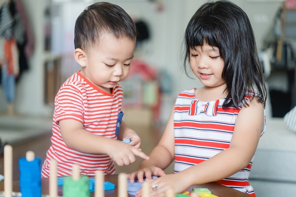 おもちゃで遊んでいる子どもたち