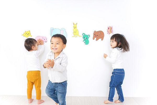幼稚園で遊ぶ子どもたち