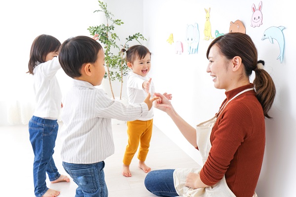 先生と遊ぶ子どもたち