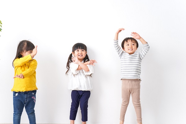 異年齢で遊ぶ子どもの写真