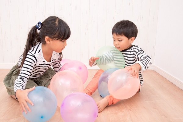 保育園で楽しめる静電気遊びとは 風船や紙を使ったアイデアと遊ぶときの注意点 保育学生の就活お役立ちコラム 保育士バンク 新卒