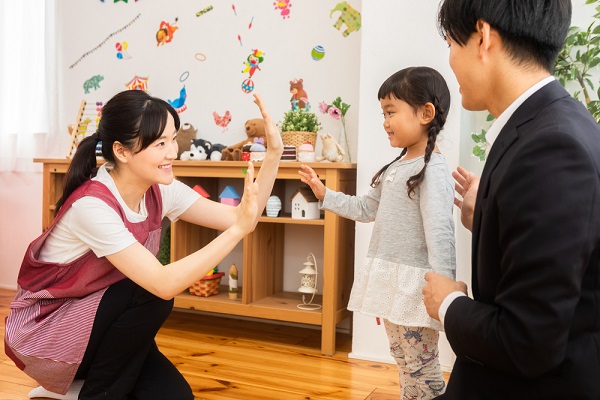 子どもを迎えに来た保護者と先生